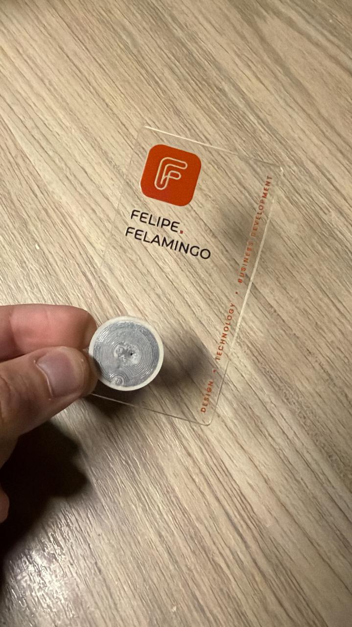Cartão de visita NFC transparente com o logo Felipe Felamingo